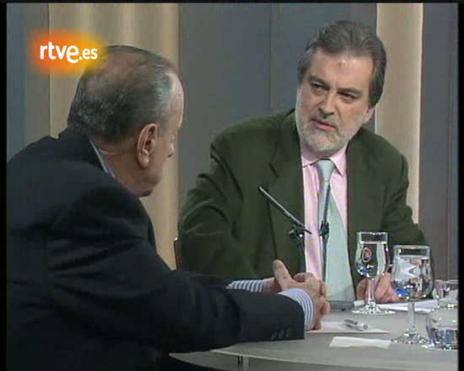 Fraga habla del problema de las "vacas locas" y de la dimisión del consejero de Agricultura gallego