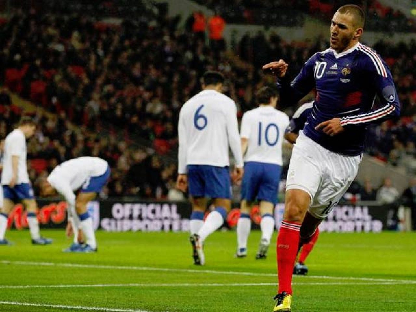 Francia ganó a Inglaterra por 1-0 con gol del madridista Benzemá.