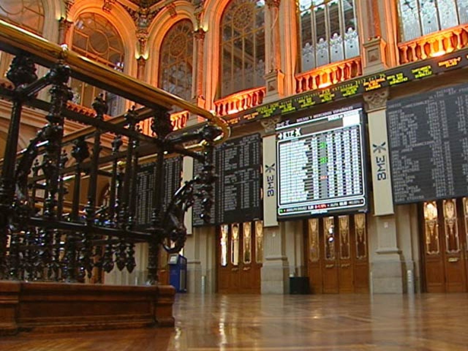 Iberia ha sido el mejor valor de la sesión al revalorizarse un 4,01%. La mayor caída ha correspondido a Telecinco que se ha depreciado un 2,42%.