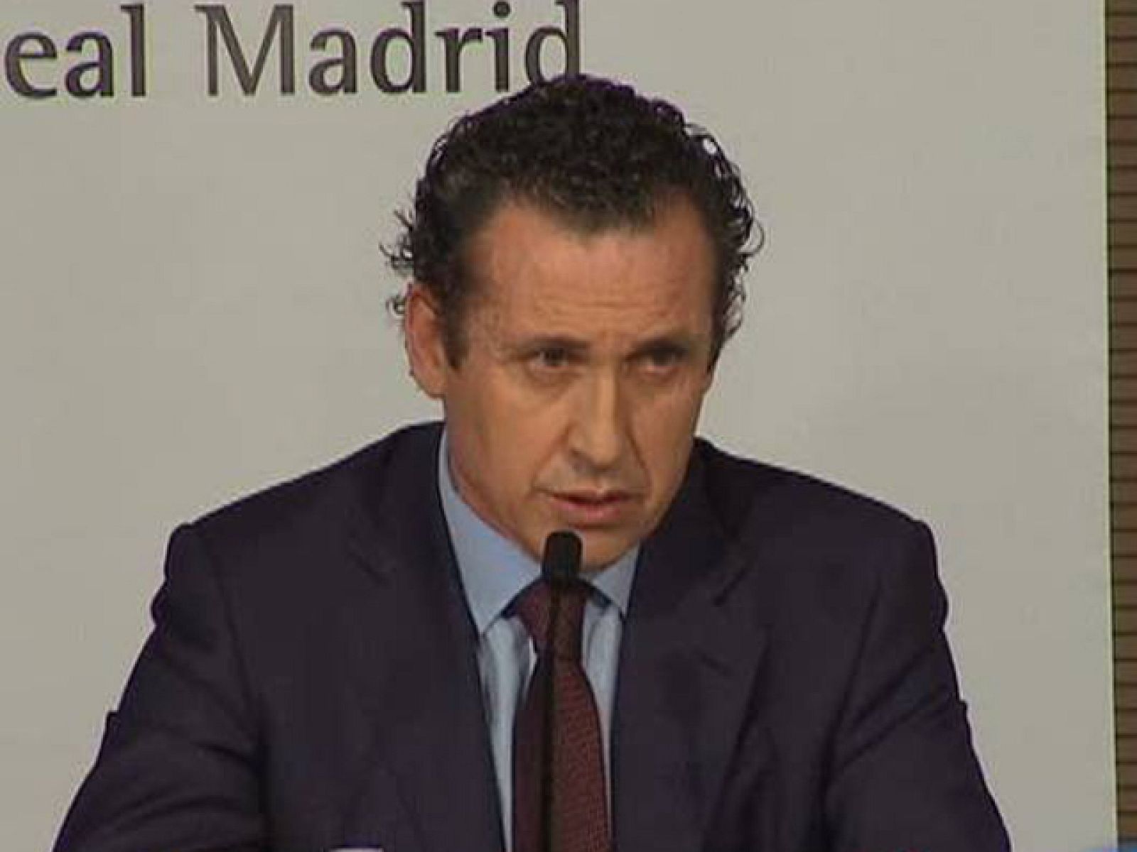 El club blanco ha mostrado su rechazo ante la petición de la Comisión de Antiviolencia de sancionar a Mourinho y Preciado por las declaraciones previas al partido entre el Madraid y el Sporting. Valdano cree que no se deben "equiparar" las palabras d