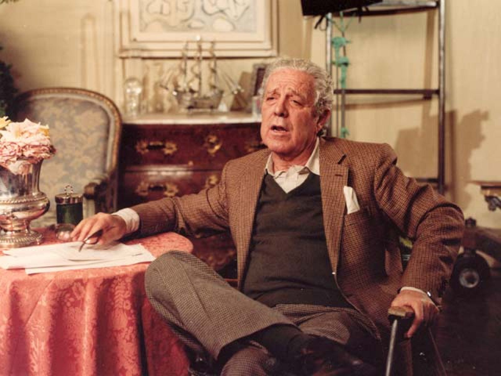 El último dictador, de cuyo nombre no queremos acordarnos, dijo de él que no era comunista... "sino algo mucho peor, un mal español" (El tercer grado, 12123). Además de su conocida mala baba, el generalísimo tenía que tener vista de topo para no darse cuenta de que Luis García Berlanga ha destilado como pocos cineastas algunas de las más acendradas señas de identidad ibéricas.