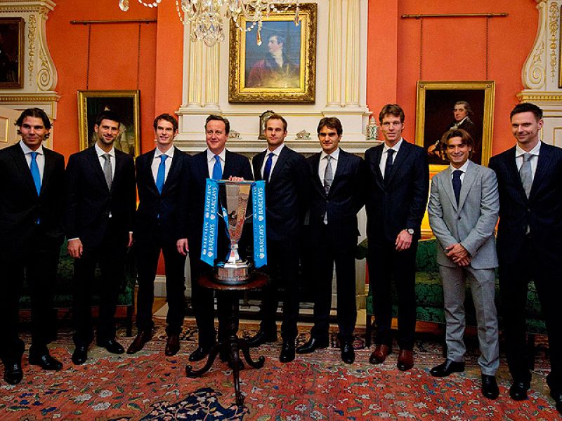 Los ocho mejores tenistas del mundo ya están en Londres. Nadal, Federer, Djokovic, Soderling, Murray, Berdych, Ferrer y Roddick se encuentran en la capital inglesa para disputar la Copa de Maestros. [Sigue la Copa de Maestros en TDP y RTVE.es, del 21