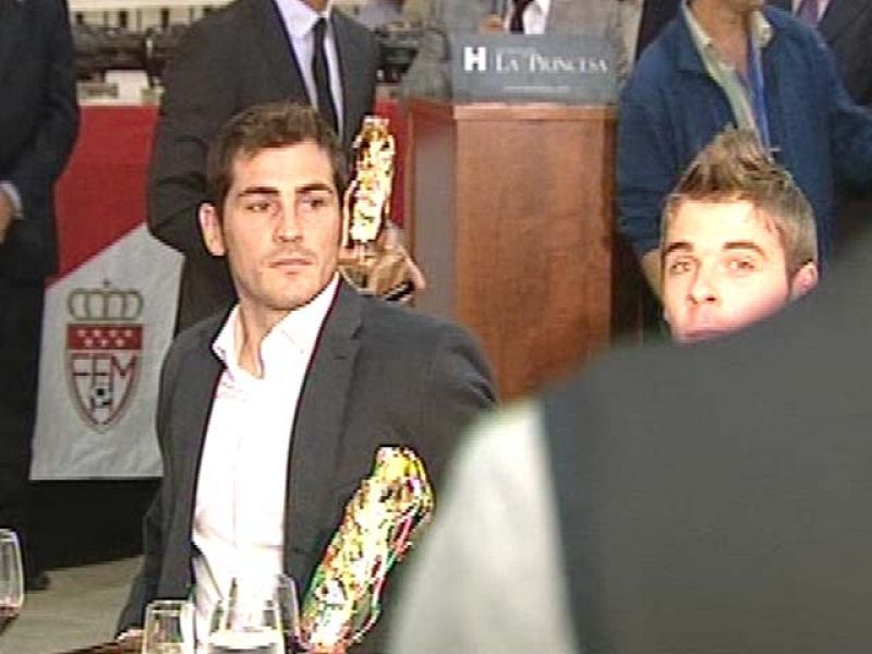 Los porteros de Real Madrid y Atlético de Madrid, Íker Casillas y David De Gea, han sido premiados en la Gala del Deporte Madrileño.