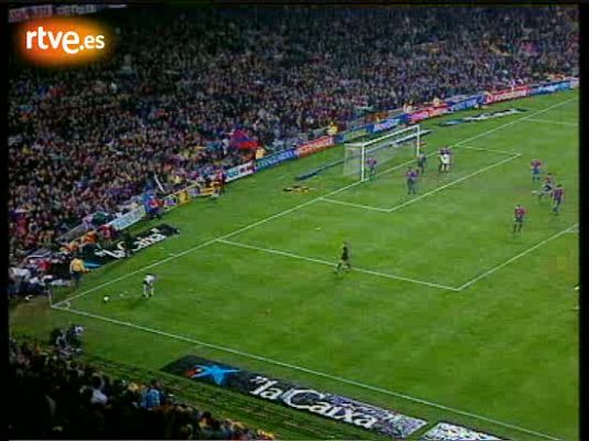 Deportes en el Archivo de RTVE - Figo, otra vez en la diana (Barça-Madrid 2002-2003)