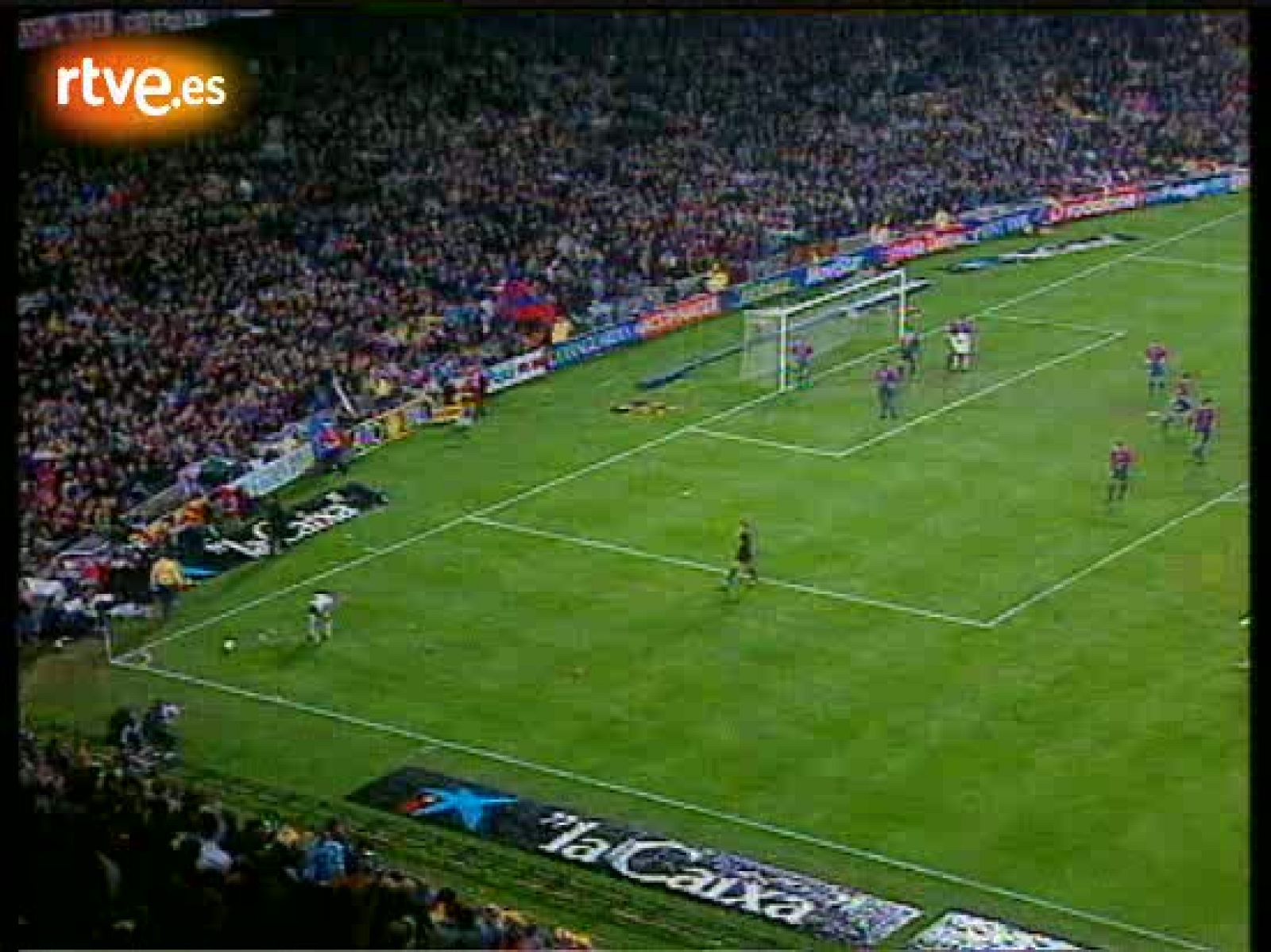 El portugués Luis Figo volvió a ser blanco móvil del lanzamiento de objetos desde la grada del Camp Nou, que no le perdonaba al ex azulgrana su fichaje por el eterno rival.