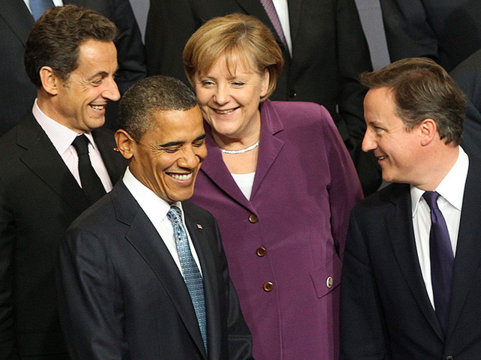 Sobre la mesa está una estrategia común para retirarse de Afganistán. La fecha de salida de las tropas internacionales será a finales de 2014 y el repliege comenzará en 2011.