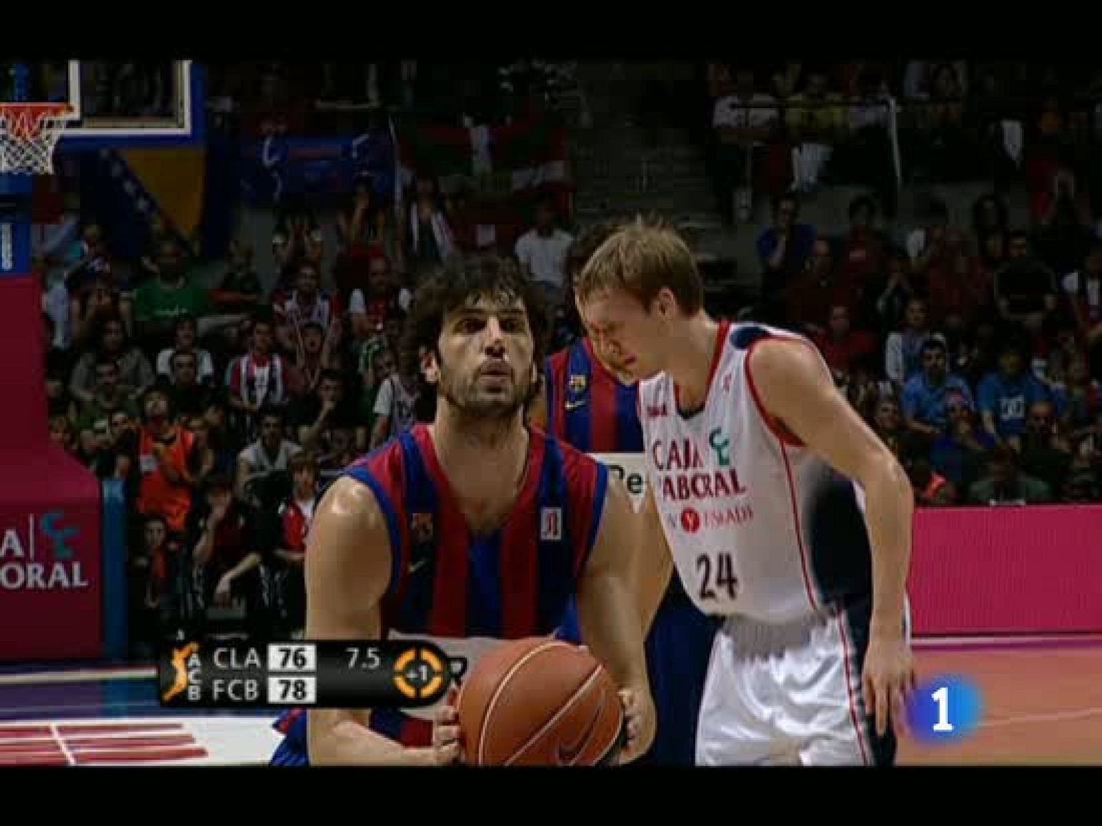 Caja Laboral y Regal Barcelona se disputan el liderato de la liga ACB empatados a victorias, en un choque que reedita la última final de la competición.