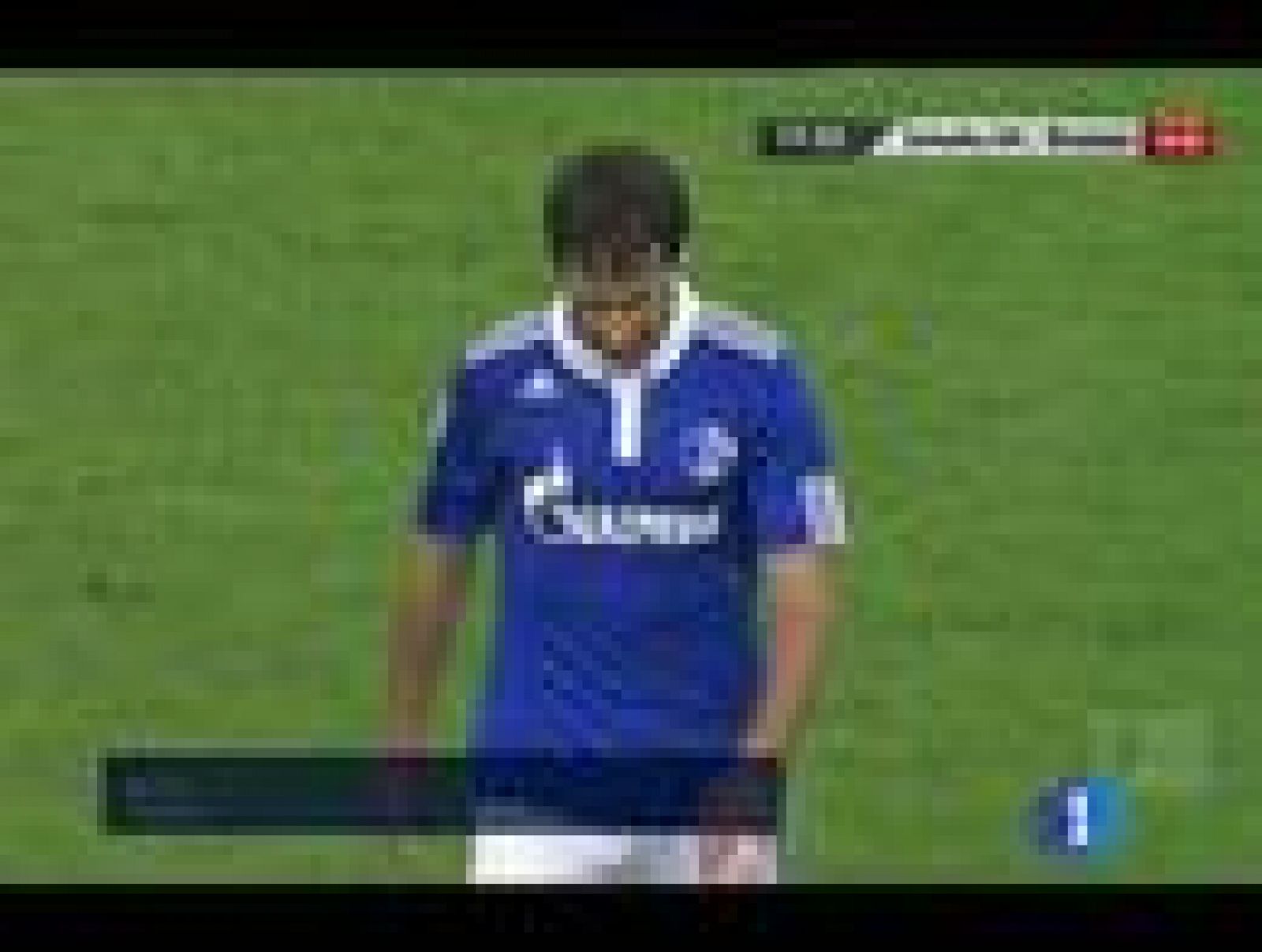 Tres goles del futbolista español Raúl González Blanco han servido a su equipo, el Schalke 04, para ganar al Werder Bremen (4-0) y salir de los puestos de descenso.