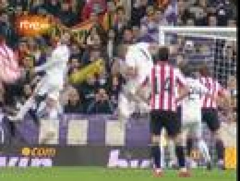 El Real Madrid lcontinúa como líder tras ganar con una goleada al Athletic (5-1). Cristiano Ronaldo respondió con un 'hat-trick' a Lionel Messi, autor de tres tantos en Almería. Gonzalo Higuaín y Sergio Ramos completaron la goleada blanca.