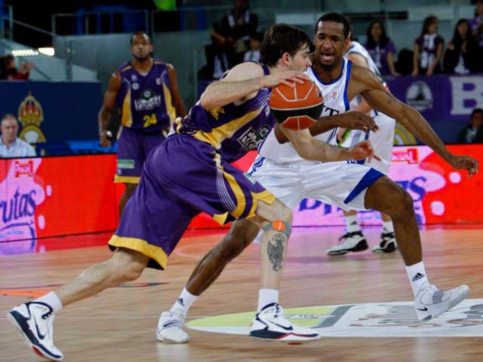 El Real Madrid venció con muchos agobios al Blancos de Rueda Valladolid (87-82) y vuelve a situarse en lo alto de la clasificación de la ACB, junto con el Caja Laboral.