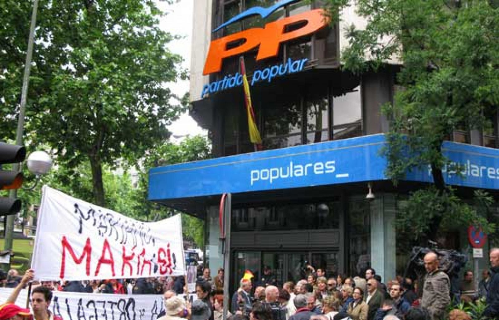 Entre 200 y 300 personas se han manifestado ante la sede del PP para protestar por la marcha de María San Gil.