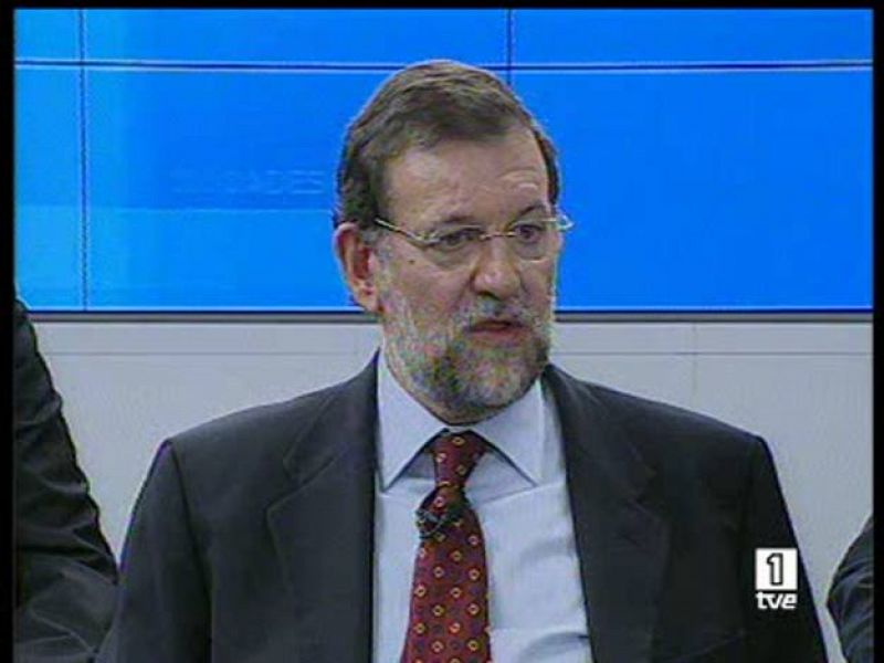   El líder del PP, Mariano Rajoy, ha asegurado que "aunque algunos lo intenten" no va a tirar la toalla y a instado al que quiera presentar una candidatura alternativa a que lo haga.