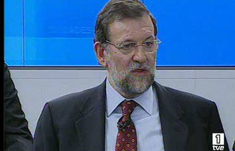   El líder del PP, Mariano Rajoy, ha asegurado que "aunque algunos lo intenten" no va a tirar la toalla y a instado al que quiera presentar una candidatura alternativa a que lo haga.