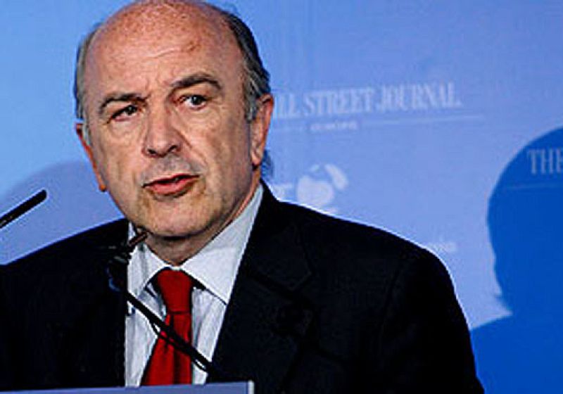  El comisario europeo de Asuntos Exteriores, Joaquín Almunia, ha señalado que España seguirá creciendo más que la media de la Zona Euro, aunque la desaceleración acortará las distancias. Ha participado en Los Desayunos de Televisión Española.