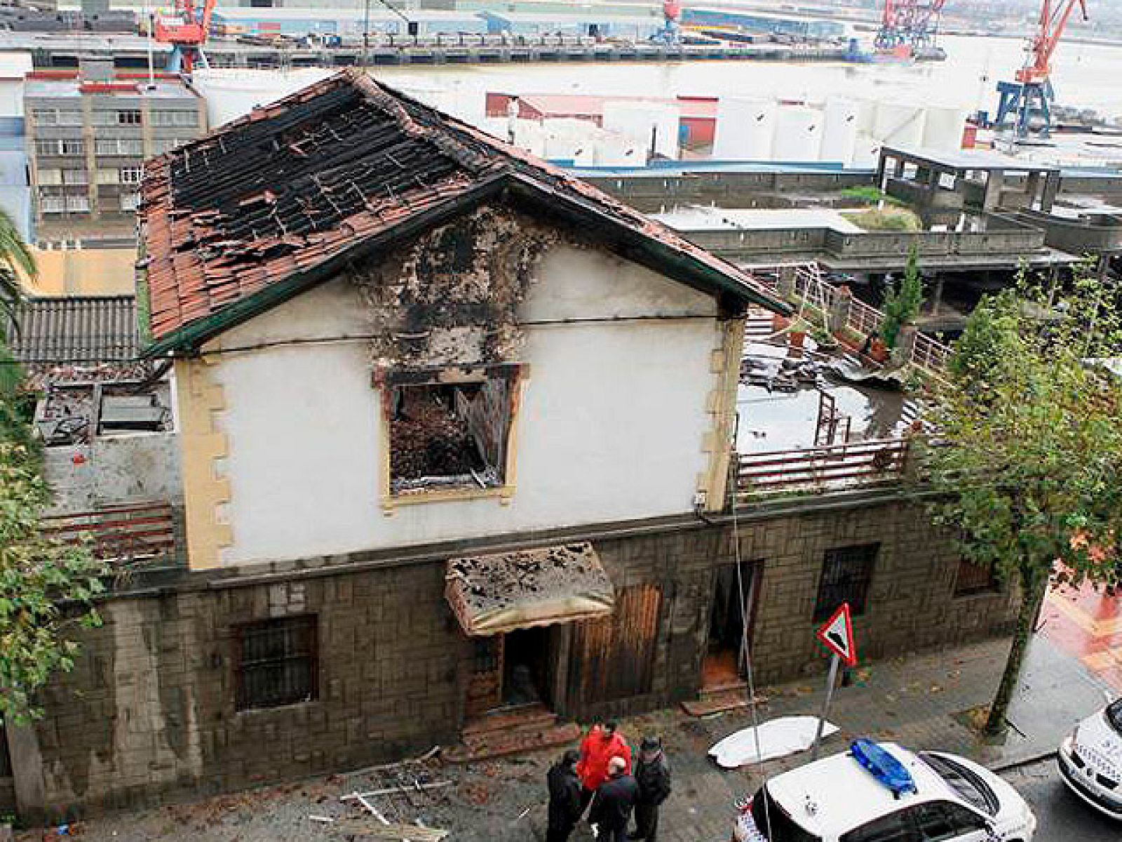 Dos muertos y dos heridos al arder un edificio abandonado en Santurce | Ver