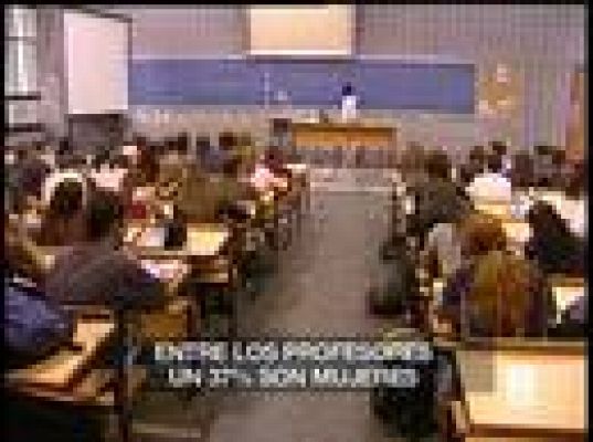 - Menos alumnos y más mujeres