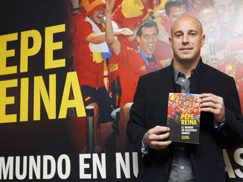 El portero de la selección española y del Liverpool, Pepe Reina, ha presentado su libro: "El mundo en nuestras manos", que se centra en el Mundial de Sudáfrica conseguido por la 'roja'.