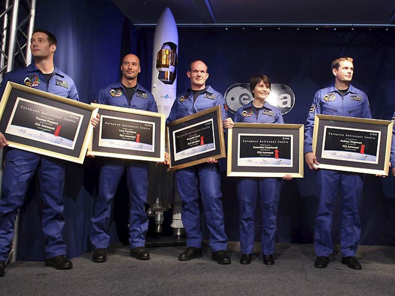 La Agencia Espacial Europea (ESA) ha presentado en la ciudad alemana de Colonia a sus seis nuevos astronautas europeos son Samantha Cristoforetti (Italia), Alexander Gerst (Alemania), Andreas Mogensen (Dinamarca), Parmitano Luca (Italia), Timothy P