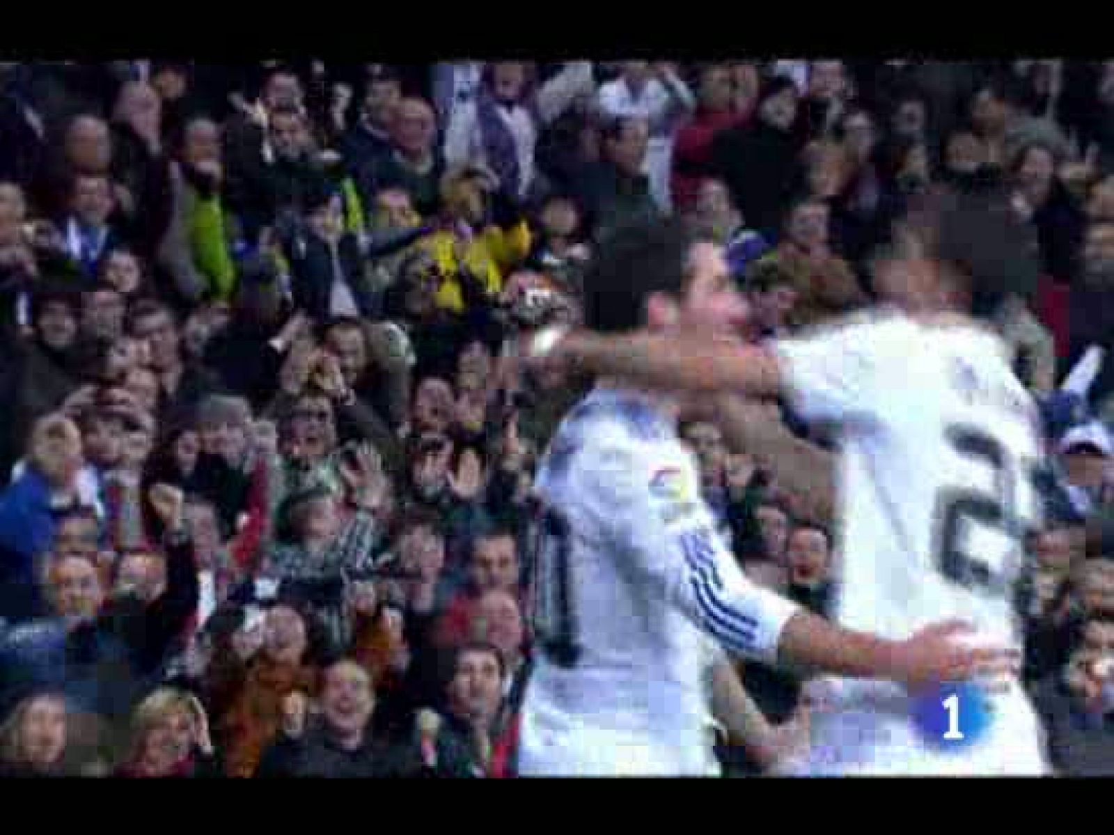 Con las bajas de Higuaín, Carvalho y Kedhira; con el clásico a la vuelta de la esquina, con todo... El Real Madrid viaja a Amsterdam con el objetivo de sacar por lo menos un punto frente al Ajax.