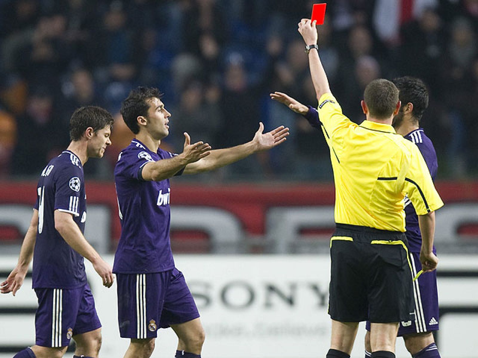 Las expulsiones de Xabi Alonso y Sergio Ramos llegaron al final del partido, con el choque resuelto y tras un diálogo entre Casillas y Dudek, el enviado de Mourinho, con el que había hablado previamente en el banquillo.