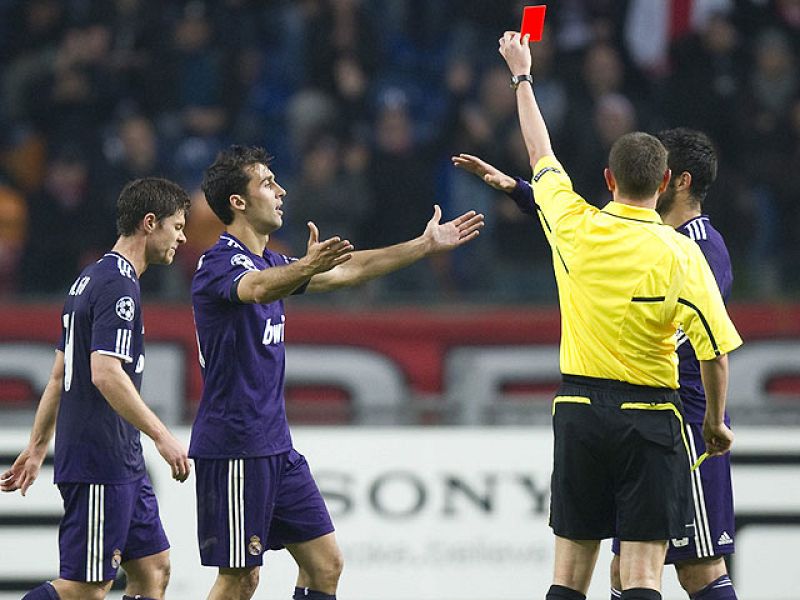 Las expulsiones de Xabi Alonso y Sergio Ramos llegaron al final del partido, con el choque resuelto y tras un diálogo entre Casillas y Dudek, el enviado de Mourinho, con el que había hablado previamente en el banquillo.