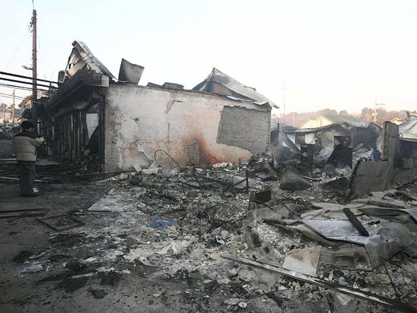  El presidente de EE.UU., Barack Obama y el surcoreano Lee Myung-bak han acordado "elevar el nivel de preparación" y celebrar maniobras militares conjuntas el próximo domingo, tras el bombardeo realizado por Corea de Norte a una isla surcoreana que causó dos bajas militares y una veintena de heridos