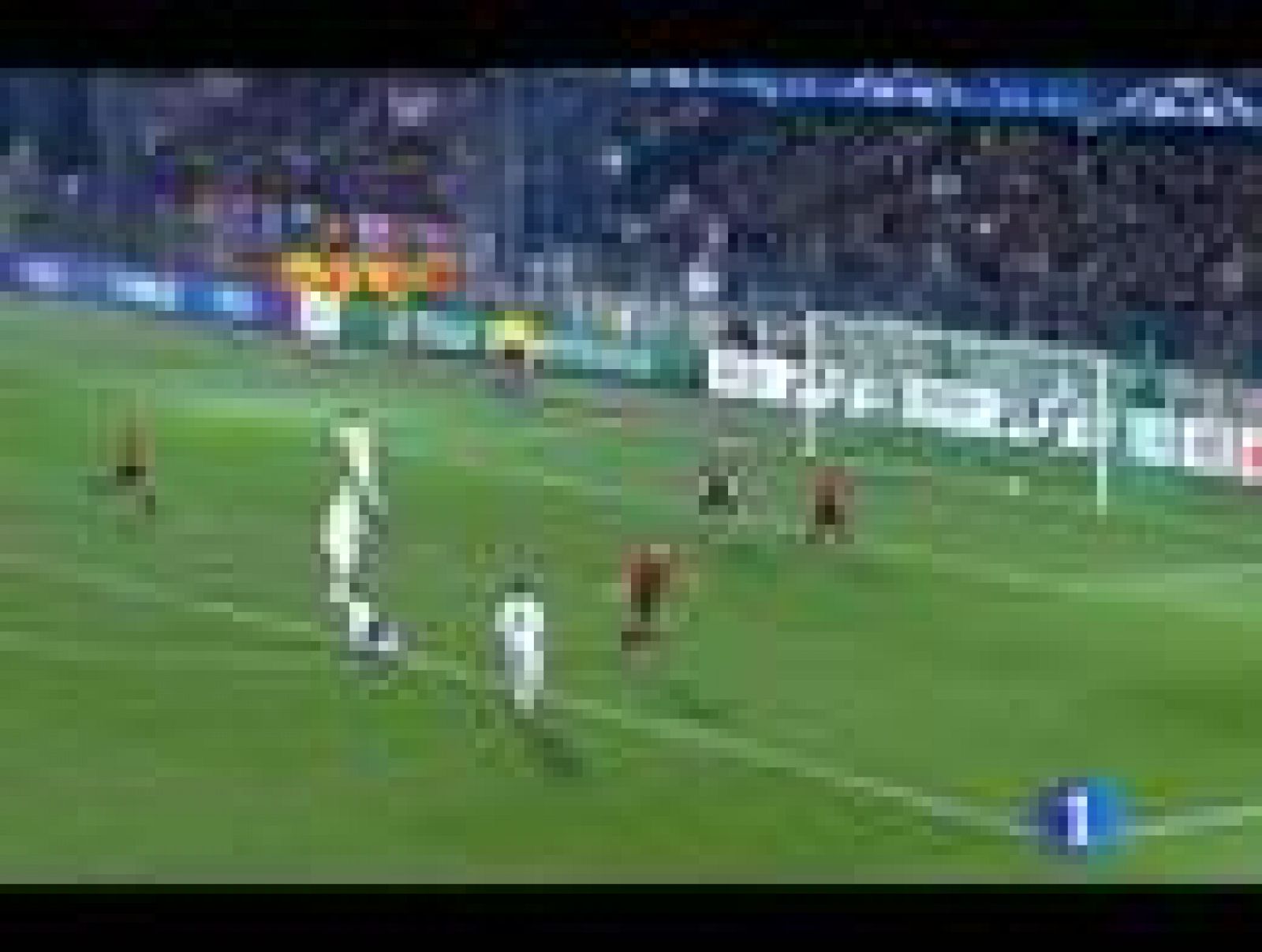 Un gol de cada uno de los controvertidos delanteros metió a los 'rossoneri' en octavos. La remontada de la Roma al Bayern, el otro gran partido de la jornada (24/11/2010)