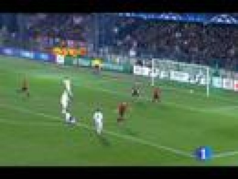 Un gol de cada uno de los controvertidos delanteros metió a los 'rossoneri' en octavos. La remontada de la Roma al Bayern, el otro gran partido de la jornada (24/11/2010)