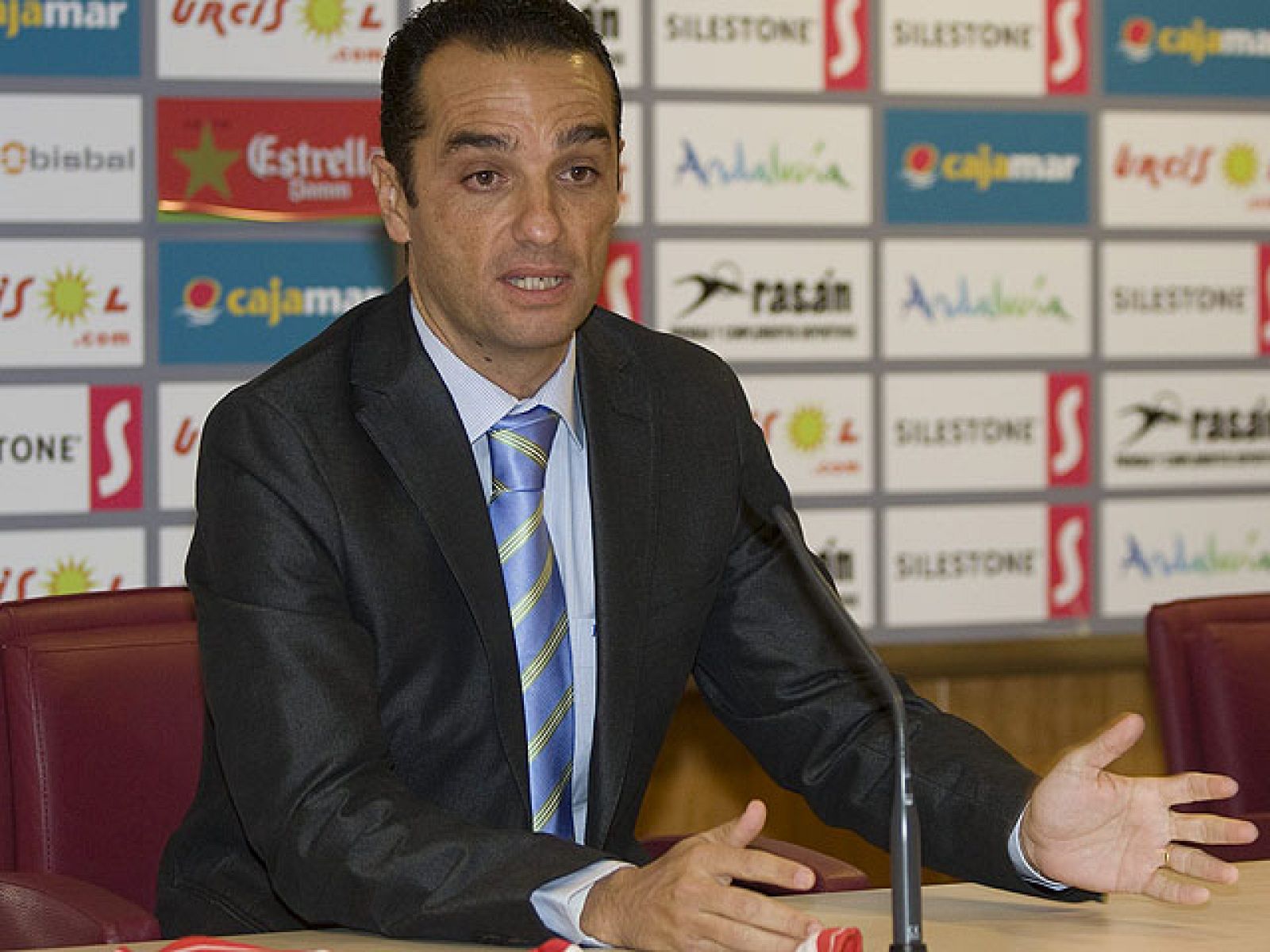 El ex técnico del Tenerife llega al conjunto almeriense para enderezar el rumbo tras la etapa de Lillo