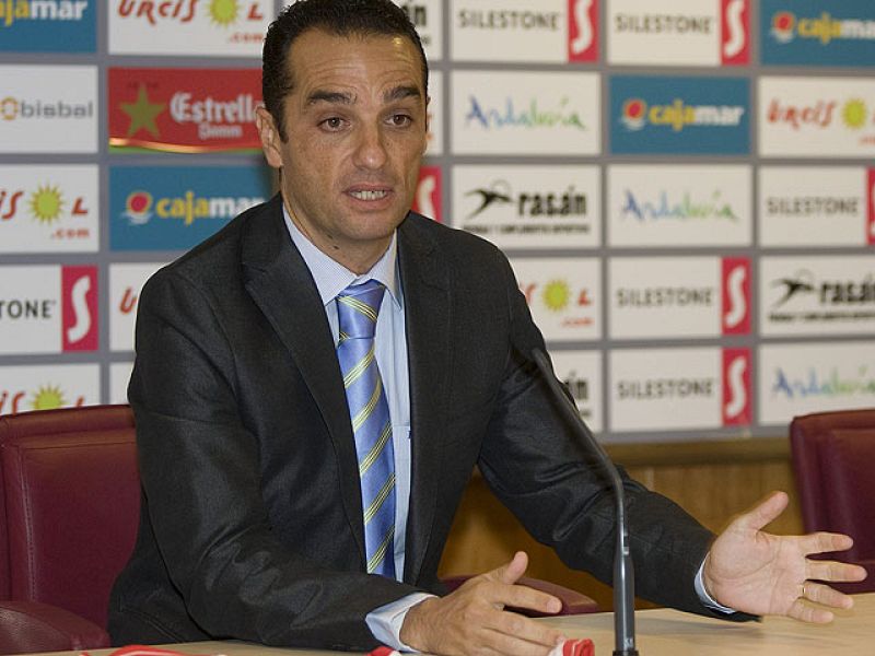 El ex técnico del Tenerife llega al conjunto almeriense para enderezar el rumbo tras la etapa de Lillo