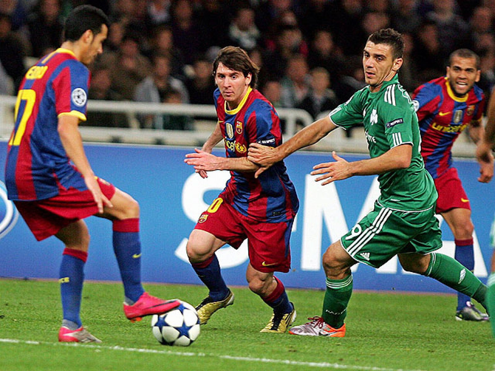Dos goles de Pedro y uno de Messi completaron la goleada que dio al Barça el pase como líder de grupo en la Champions League.