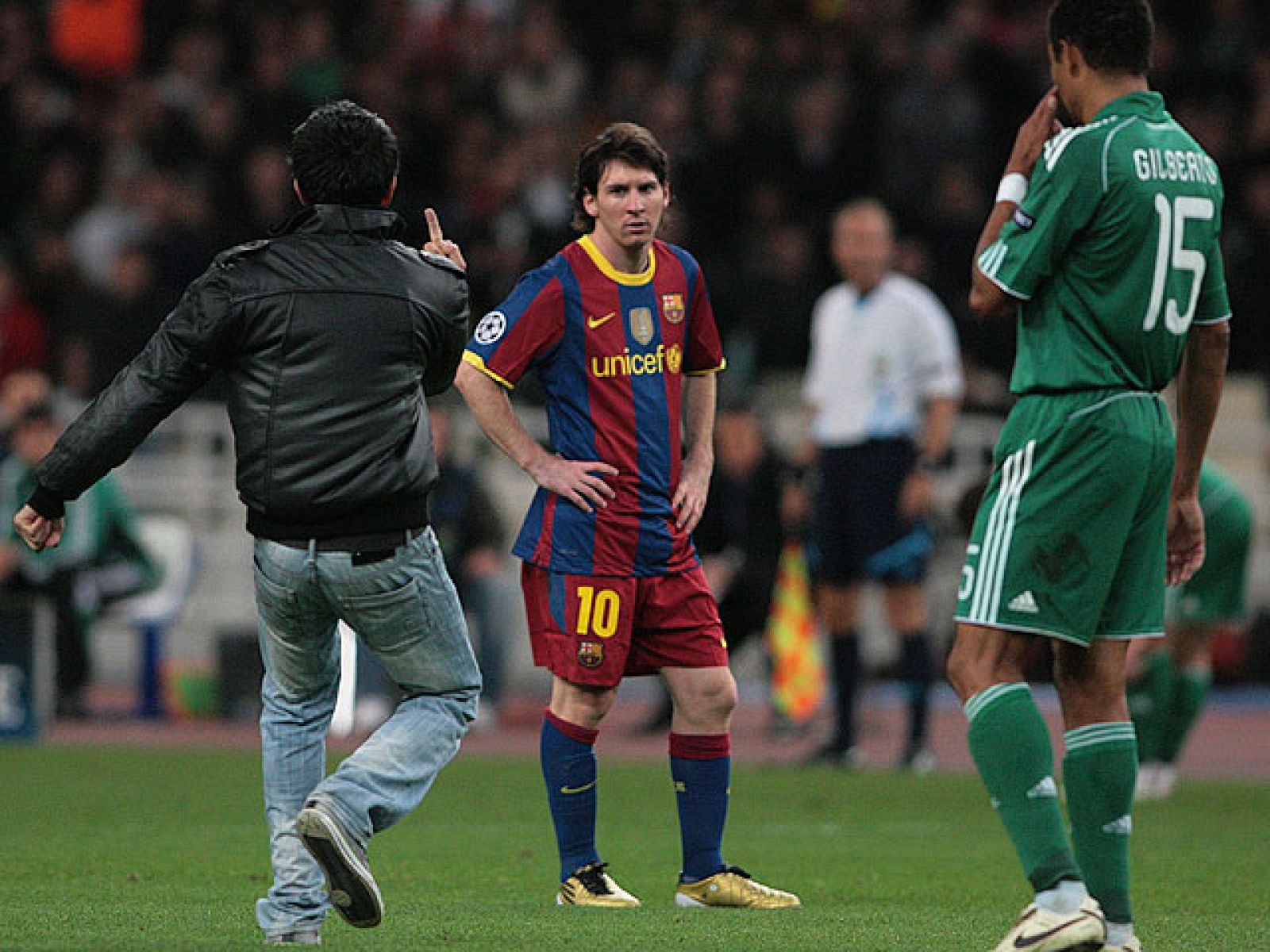 El Barcelona ha logrado el pase a octavos de final en Atenas en un partido que tuvo en los láseres de la grada y en la peineta del espontáneo de turno sus anécdotas.