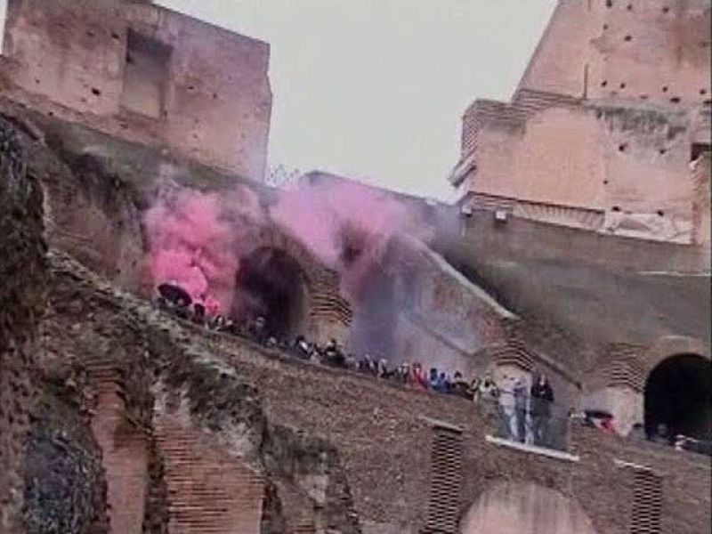 En Italia, miles de estudiantes se han manifestado hoy contra la reforma universitaria del gobierno Berlusconi y han llegado a tomar lugares como el Coliseo de Roma, donde se han enfrentado a la policía. 