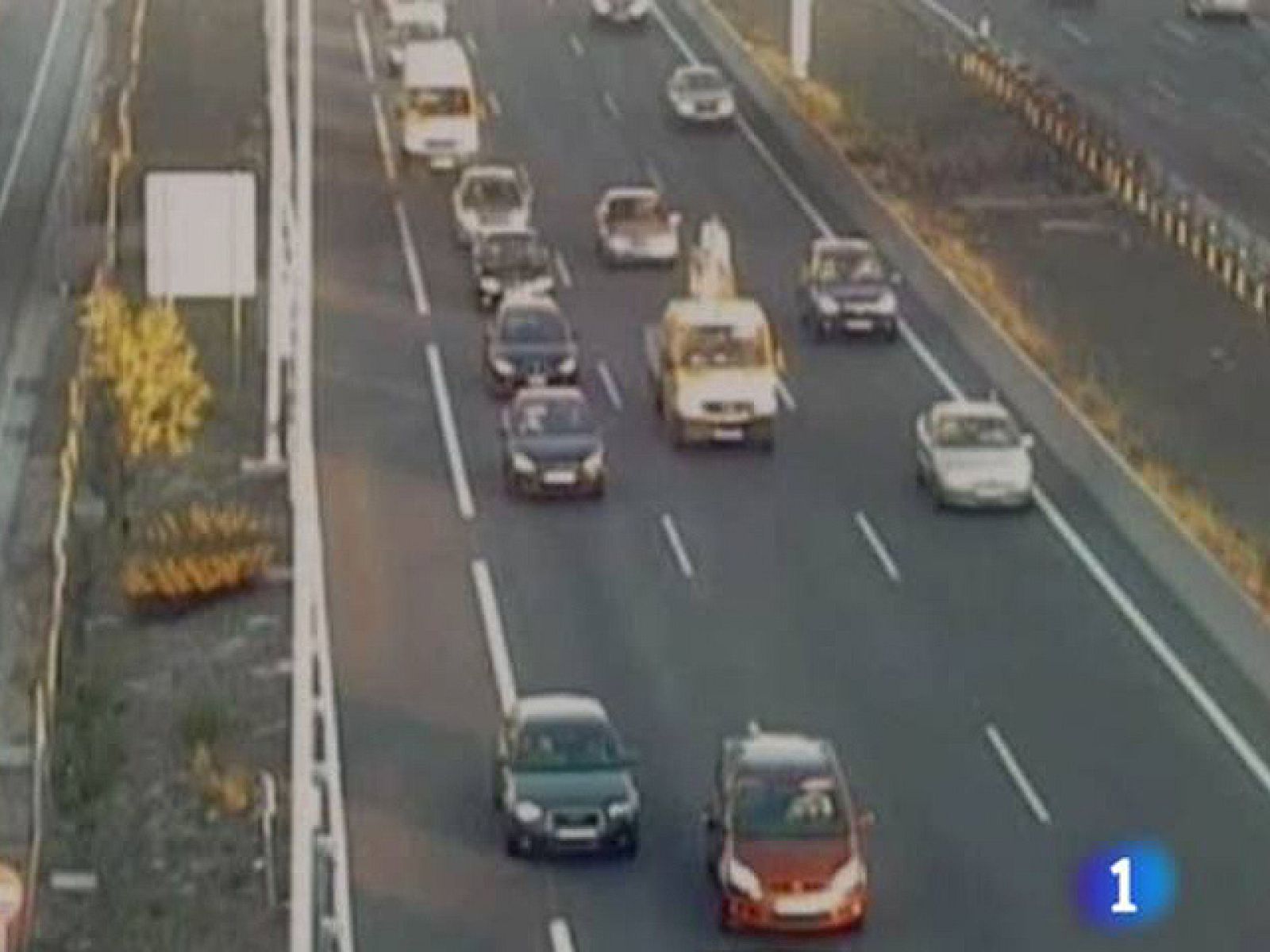 Un coche está parado en un carril de la A-6, en Madrid, en plena hora punta