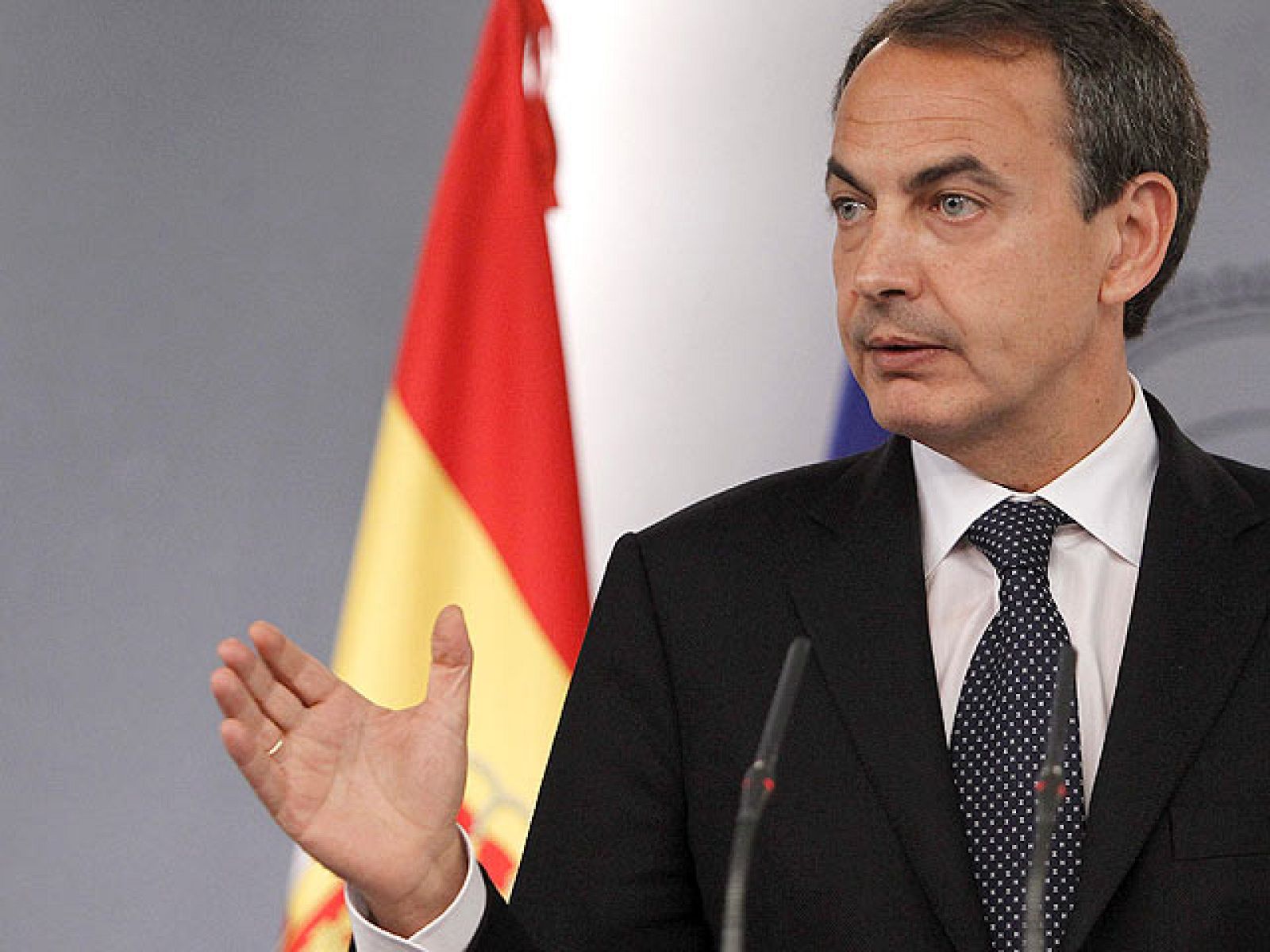 El presidente del Gobierno, José Luis Rodríguez Zapatero, ha prometido a los máximos representantes de 37 empresas españolas que el Ejecutivo va a "acelerar al máximo las reformas estructurales necesarias" en la reunión que han mantenido este sábado en el Palacio de la Moncloa.