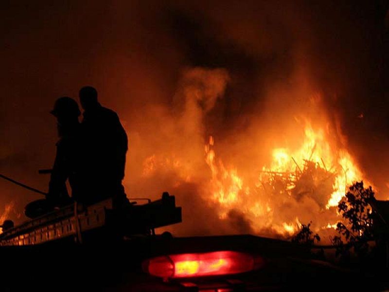 Ocho personas han muerto al estrellarse un avión de carga de construcción rusa en la ciudad meridional paquistaní de Karachi.