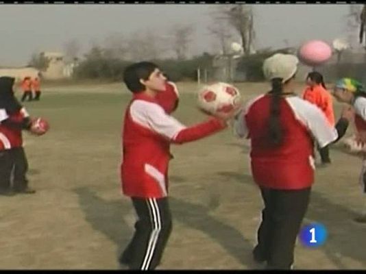 Telediario 1 - Balones por fusiles en Afganistán