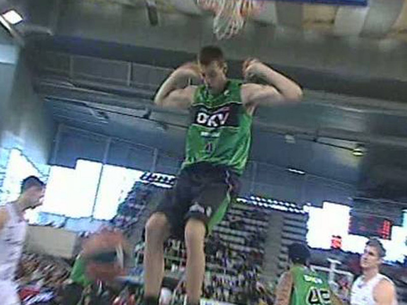 El DKV Joventut se llevó la vitoria de Alicante al aprovechar el mal inicio del equipo local, que no pudo debutar con victoria en el debut de Vidorreta en el banquillo.