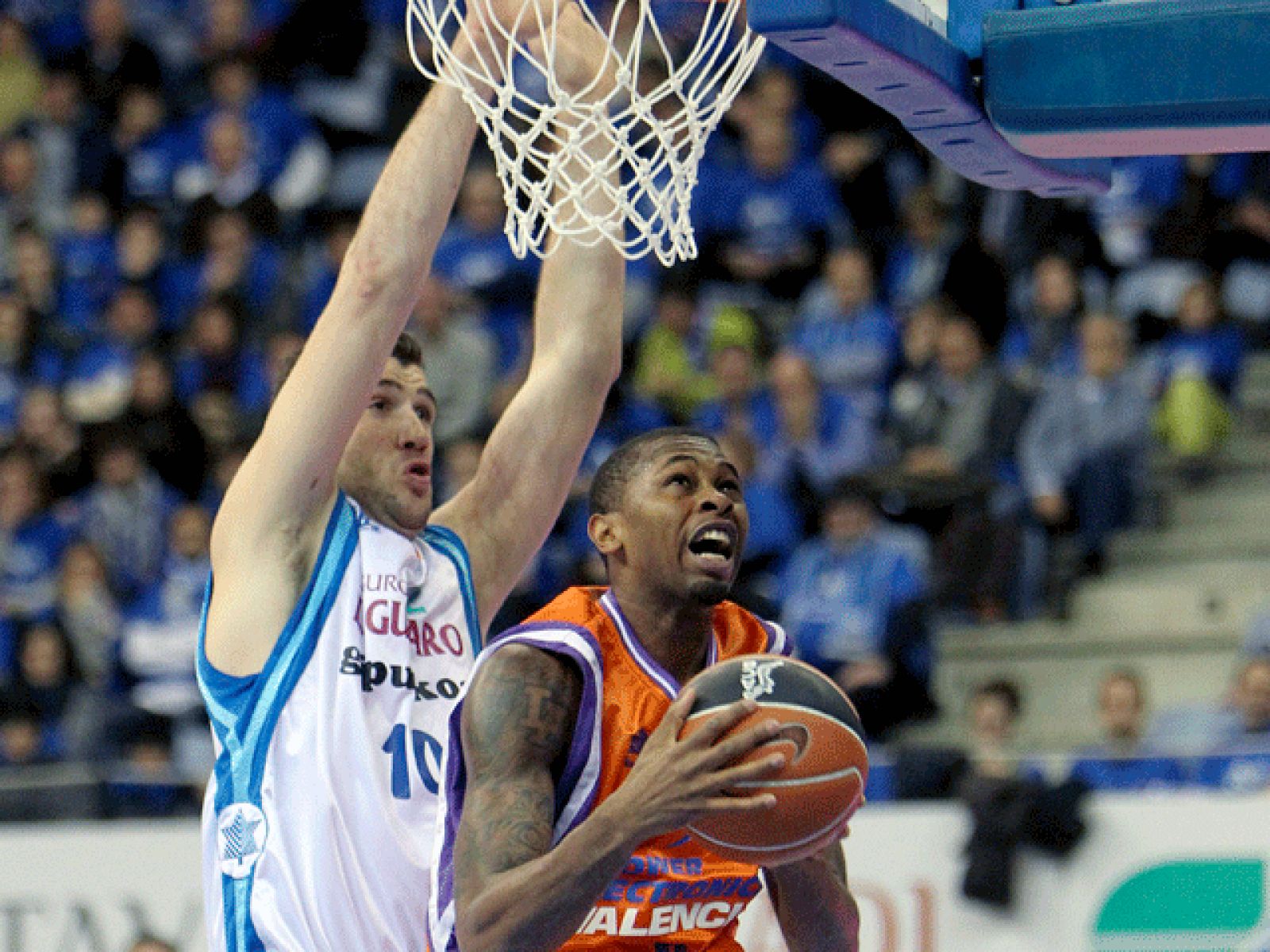 El P.Electronics Valencia 75-82 Lagun Aro - Baloncesto en RTVE | Ver