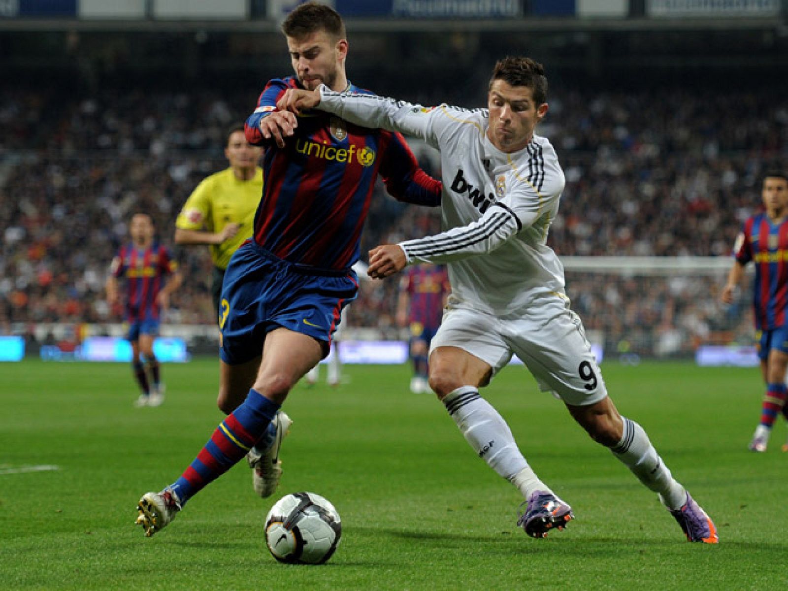 Si hay dos jugadores desequilibrantes en el clásico Barcelona-Real Madrid, ésos son Cristiano Ronaldo y Lionel Messi.