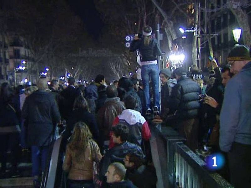 Una victoria sobre el Madrid siempre es festejada y si, además, es por 5-0, se desata la euforia en la plaza barcelonesa de Canaletas