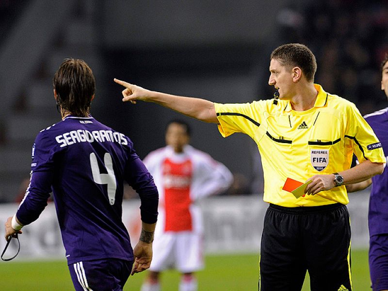 El entrenador del Real Madrid, José Mourinho, ha sido sancionado  este martes con dos partidos de suspensión por provocar que sus  jugadores Xabi Alonso y Sergio Ramos forzasen sus respectivas  expulsiones el pasado martes 23 de noviembre en su parti