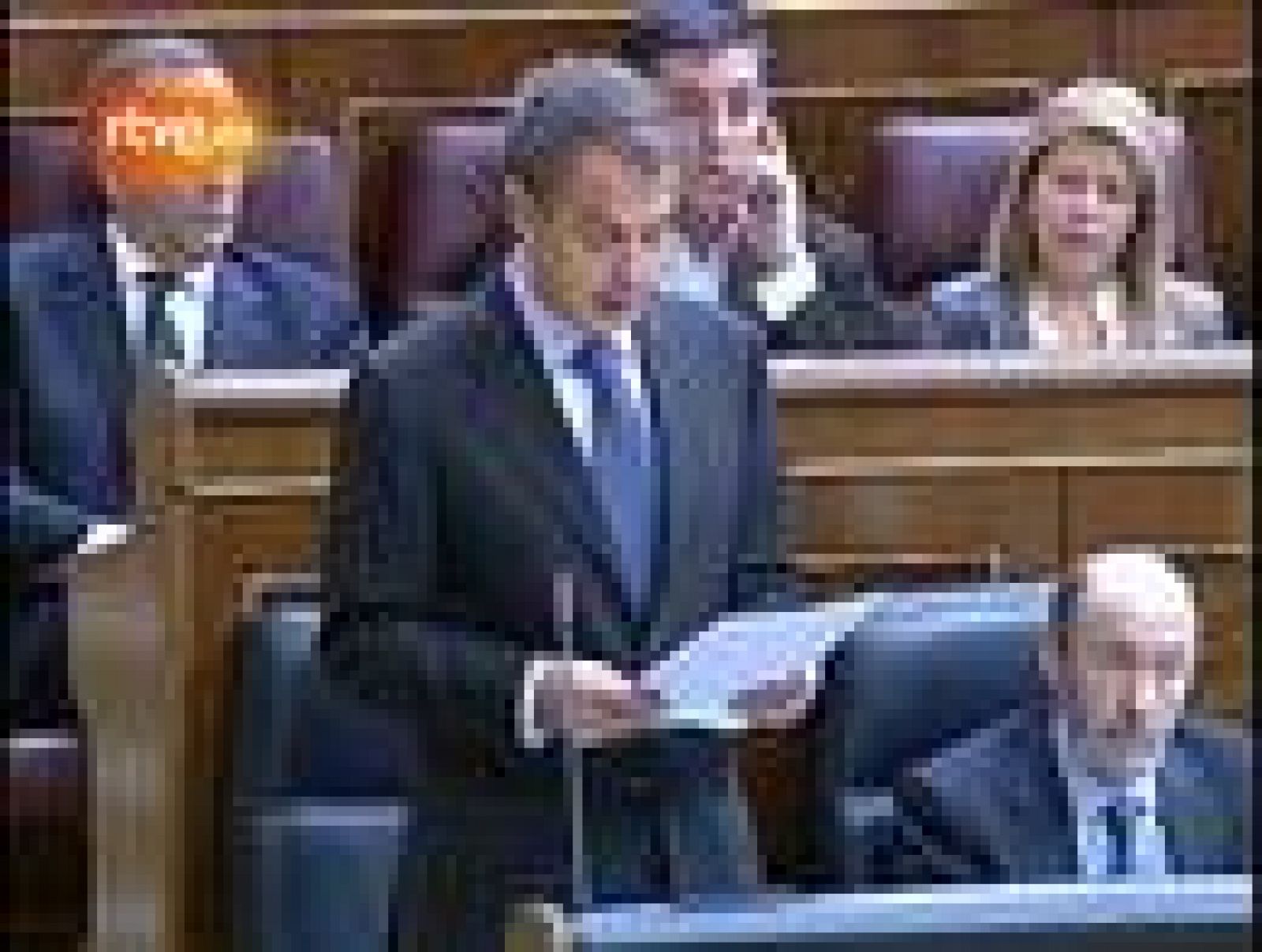 Zapatero no prorrogará los 426 euros y anuncia más medidas