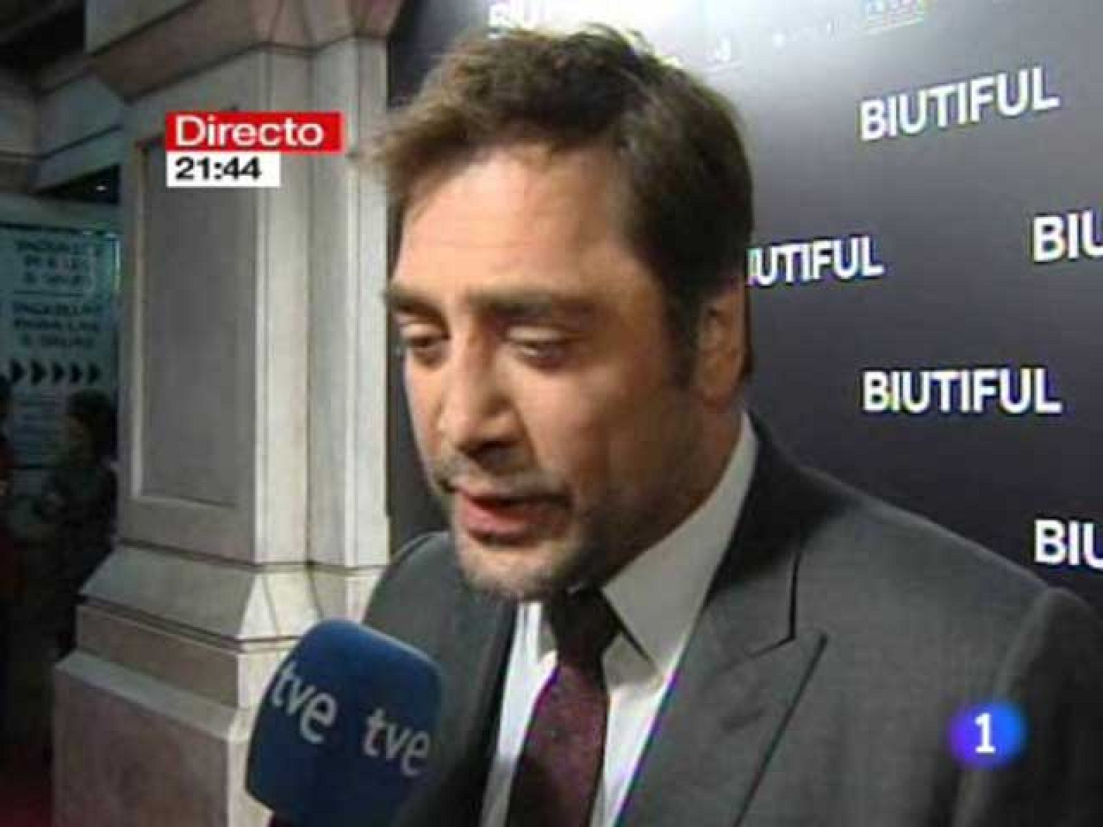 Carlos del Amor entrevista al actor español en Barcelona, donde se preestrena 'Biutiful'. Bromeando, Bardem asegura que si gana el Oscar por este papel, no sólo va al Telediario, sino que presenta el espacio de el Tiempo.