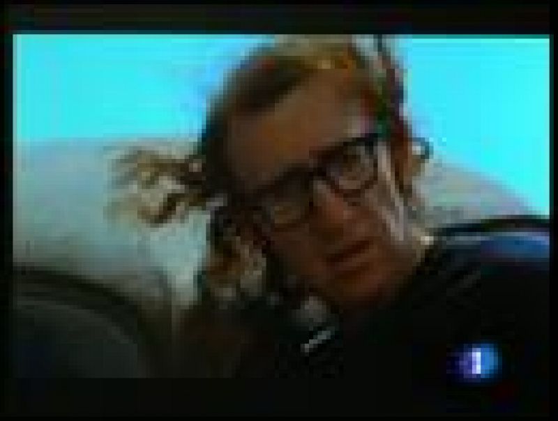  El mundo del cine está de cumpleaños porque cumple 75 una de esas figuras imprescindibles en el cine del último medio siglo. Neoyorquino, bajito, con gafas, judío, obsesivo y enamorado de España: Woody Allen (01/12/2010).