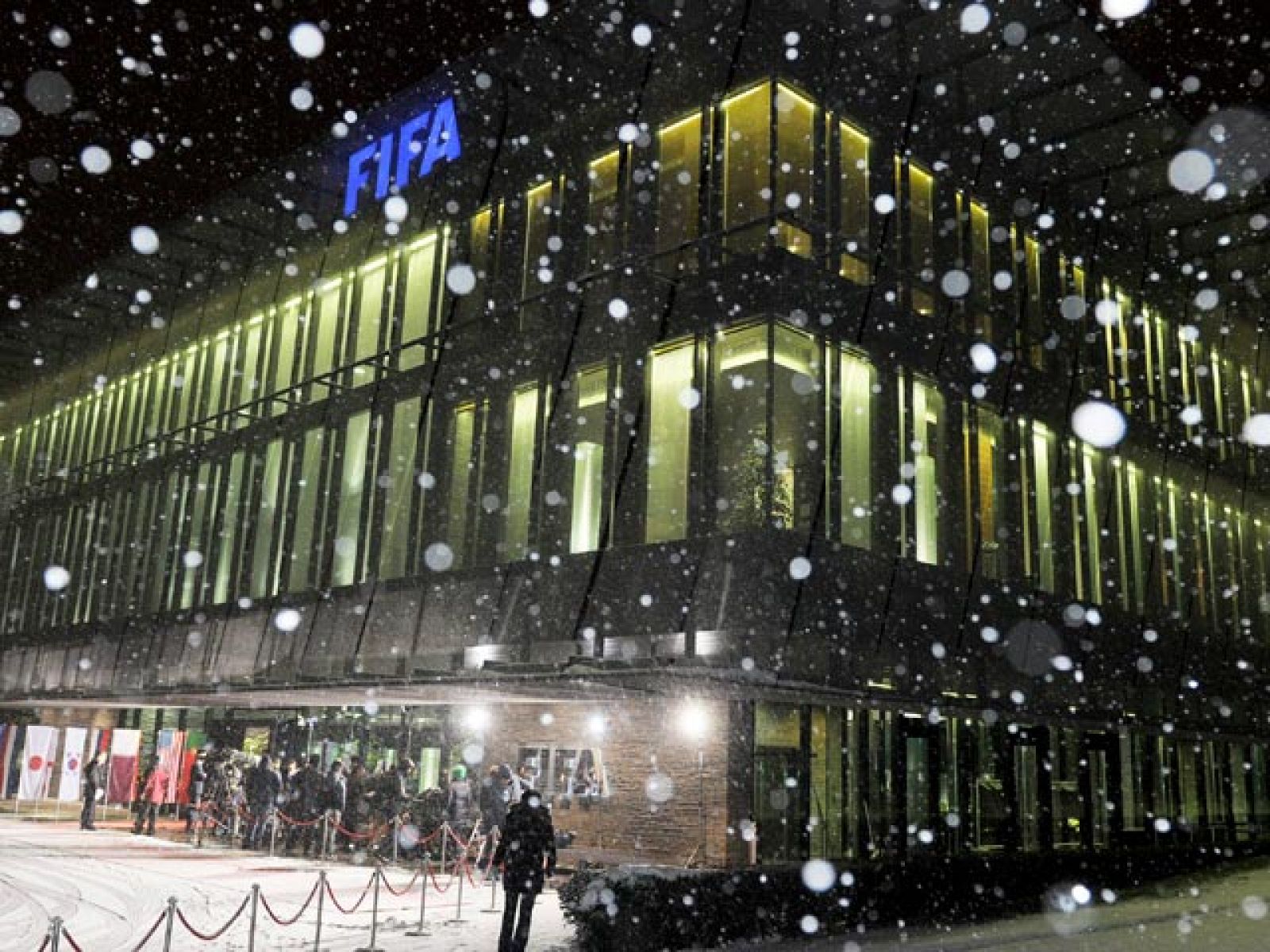 Como si de la elección de un nuevo Papa se tratara, los 22 miembros de la FIFA con derecho a voto se encuentran aislados para decidir la sede del Mundial 2018