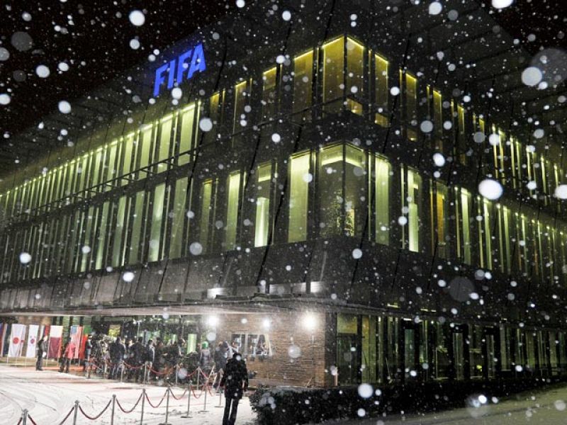Como si de la elección de un nuevo Papa se tratara, los 22 miembros de la FIFA con derecho a voto se encuentran aislados para decidir la sede del Mundial 2018