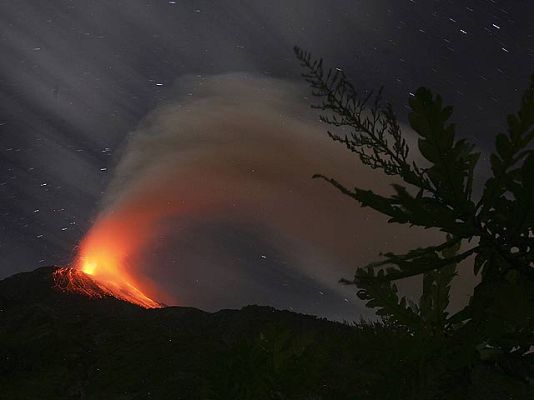  - Erupción de un volcán en Ecuador