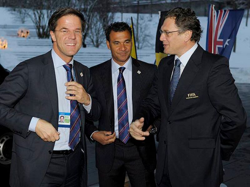 Holanda y Bélgica, Inglaterra y Rusia. Son las tres candidaturas a las que se enfrentan España y Portugal, contra las que deberán luchar por los votos del Comité Ejecutivo de la FIFA.