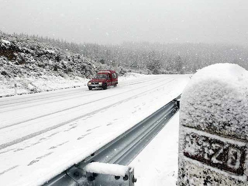 La nieve deja sin clase a 22.000 niños gallegos y complica la vida en el norte